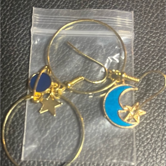 15 FUN AND UNIQUE SETS OF RETRO HANGING EARRINGS. - Picture 3 of 15